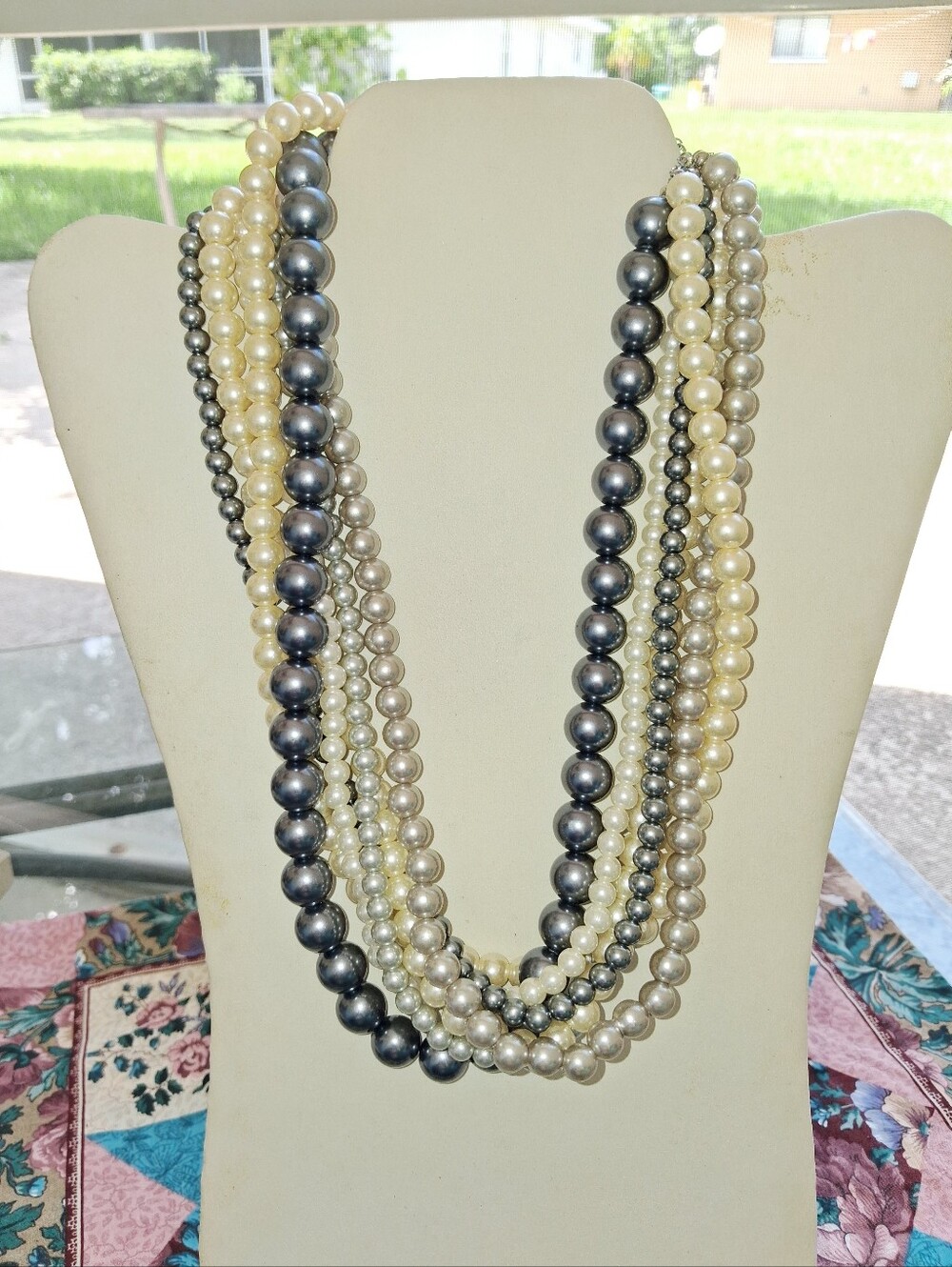 VERY PRETTY 7 STRANDED GREY & WHITE PEARL COSTUME NECKLACE